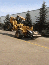 這是一輛會跳舞的推土機，它蹦著跳著的過來了